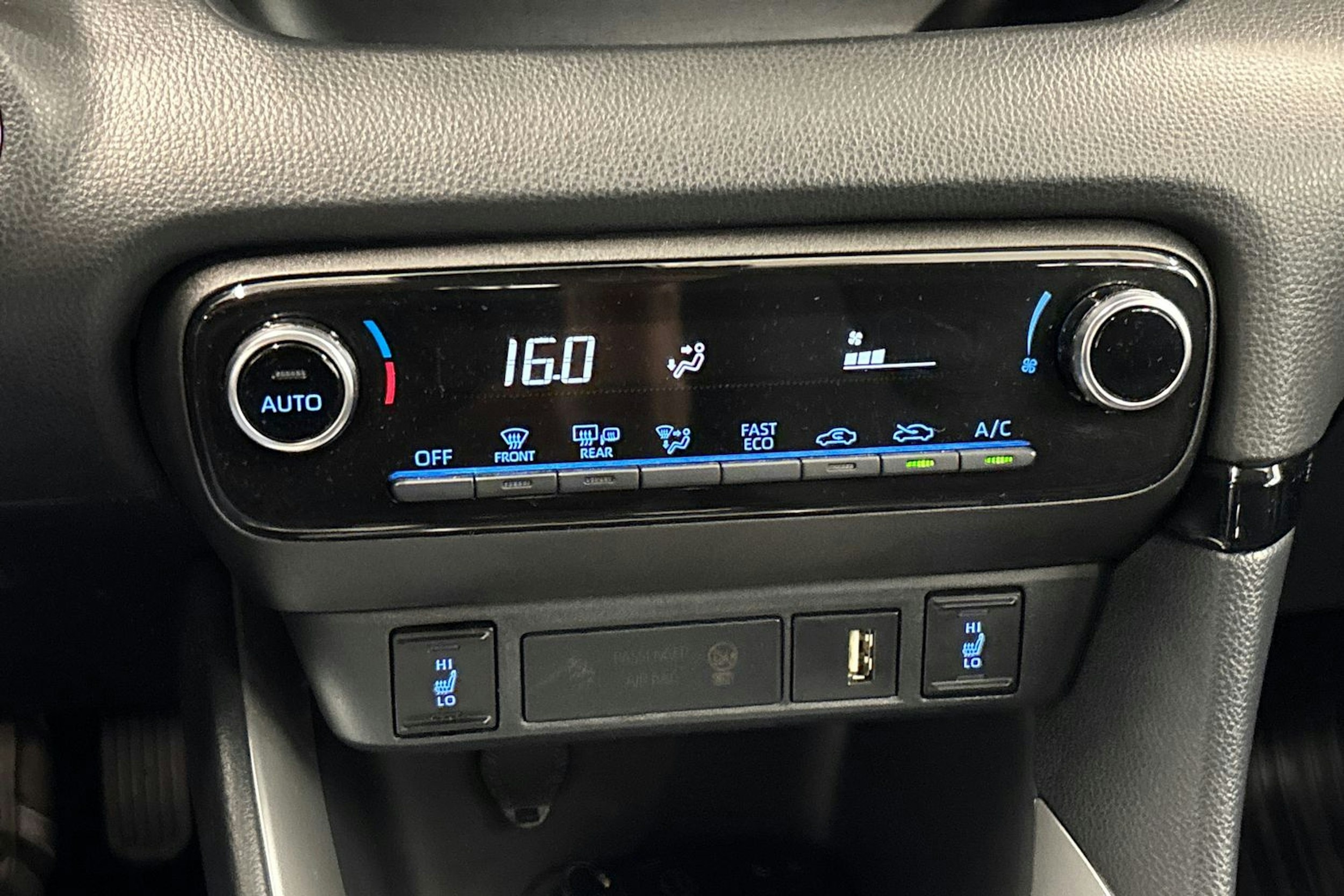 valkoinen Toyota Yaris 2022 kuva 18.