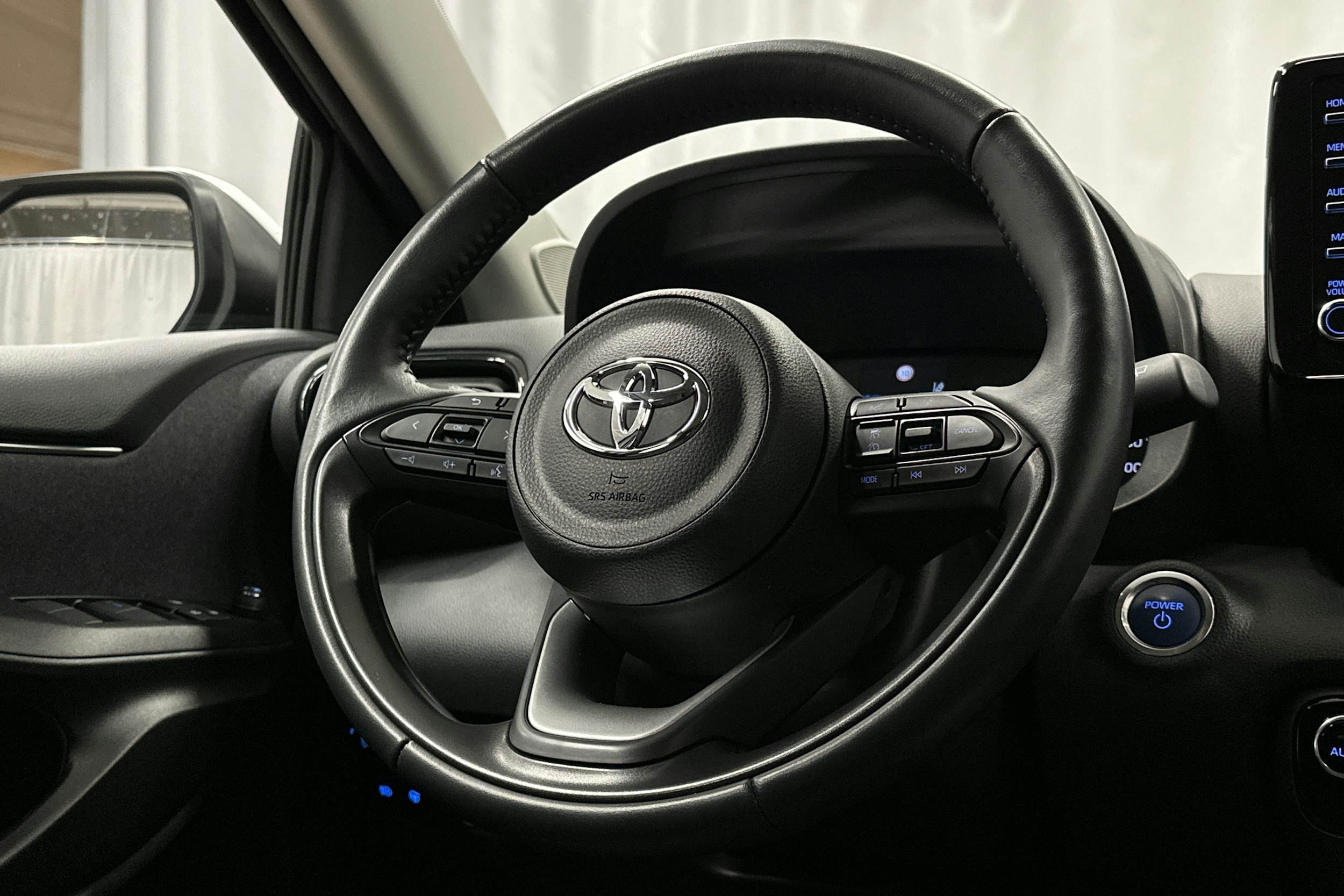 valkoinen Toyota Yaris 2022 kuva 16.