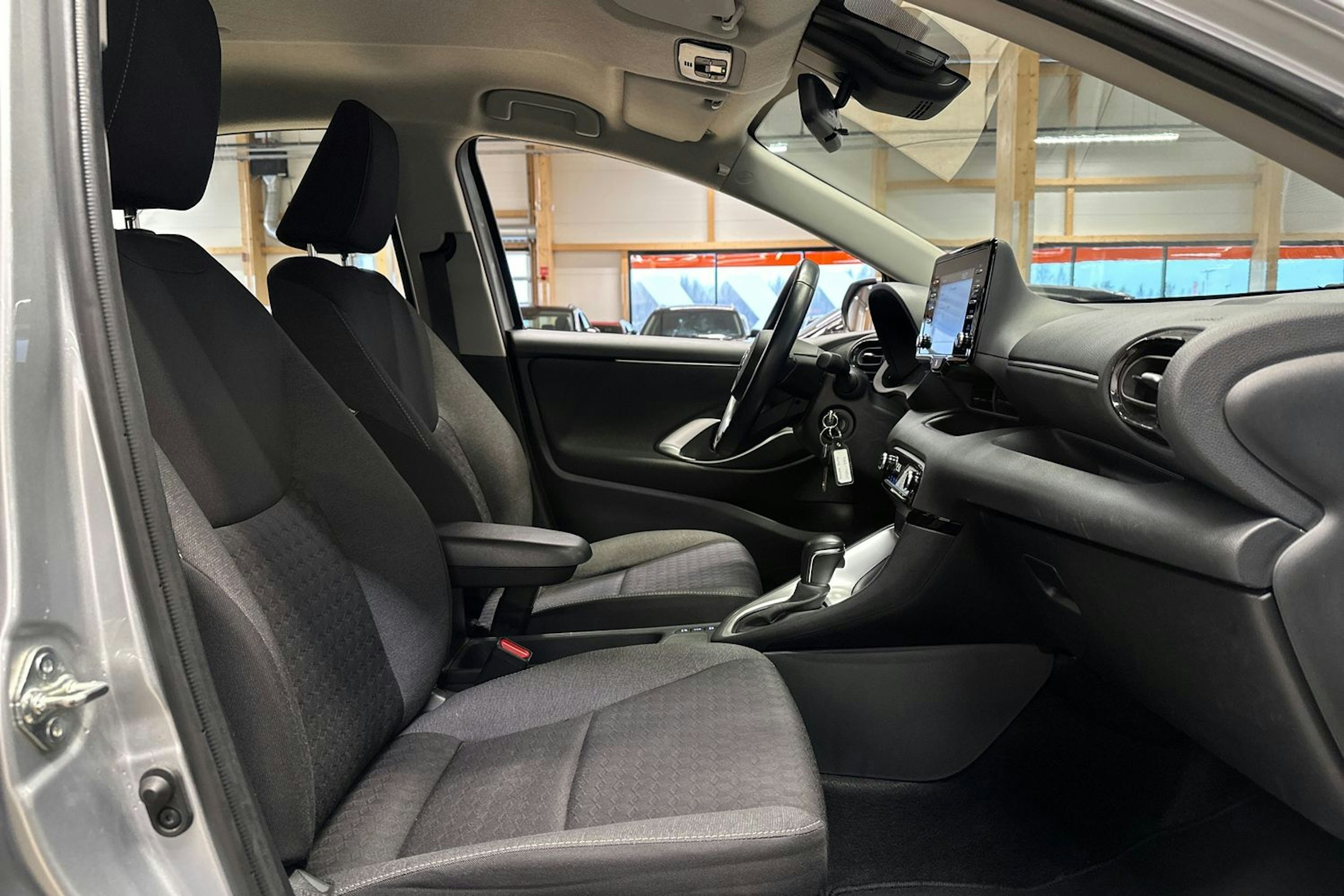 harmaa Toyota Yaris 2022 kuva 13.