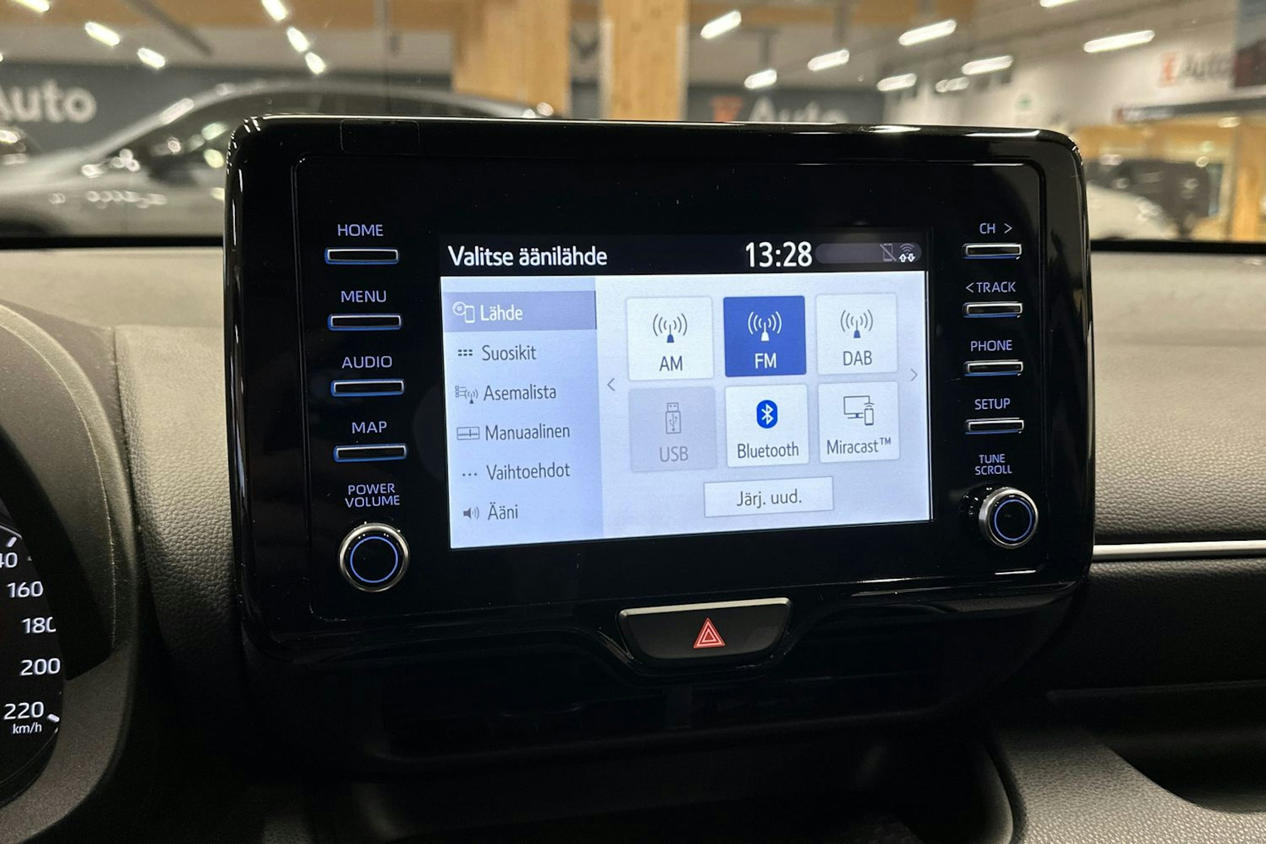 harmaa Toyota Yaris 2022 kuva 16.