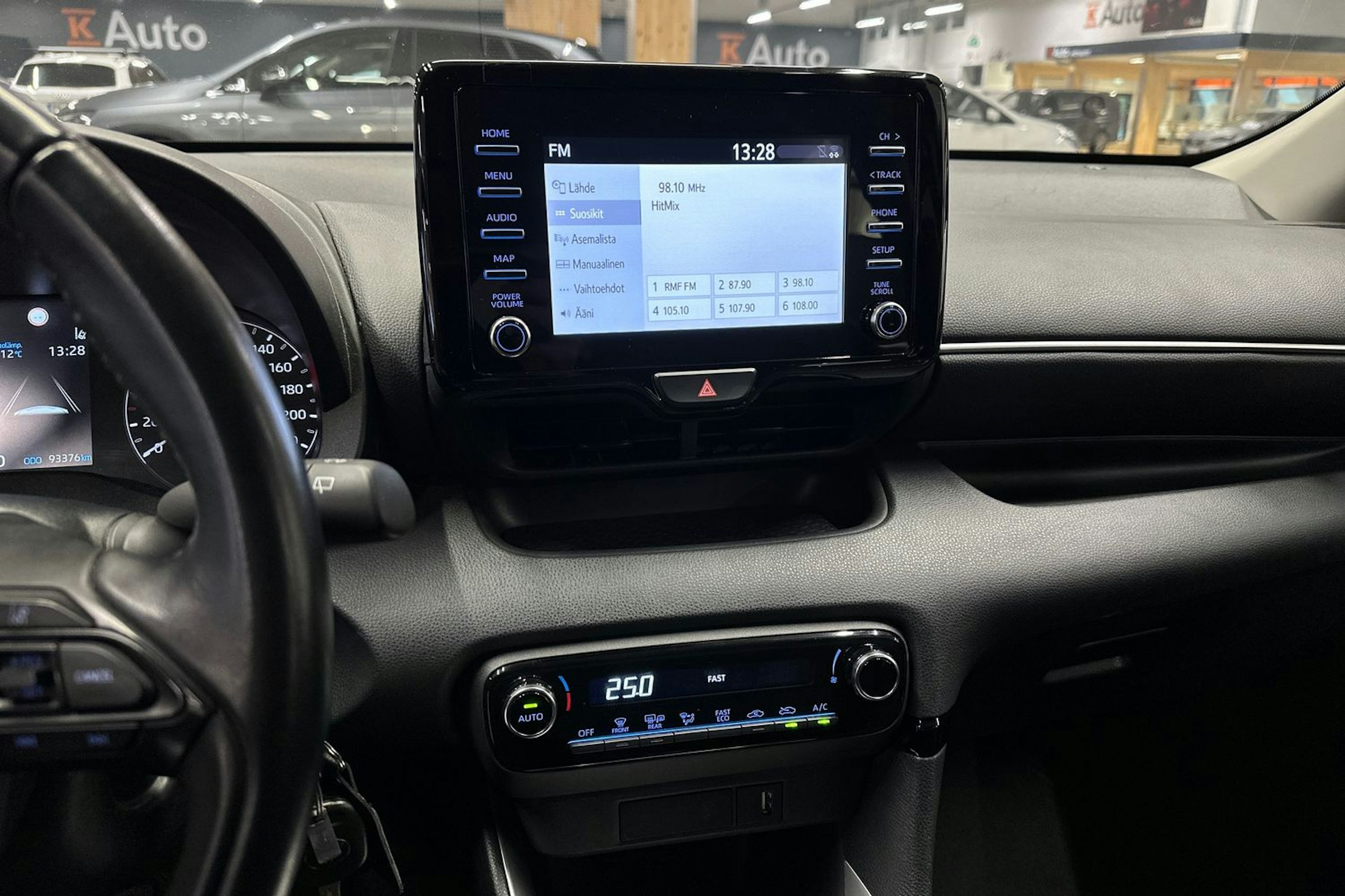 harmaa Toyota Yaris 2022 kuva 17.