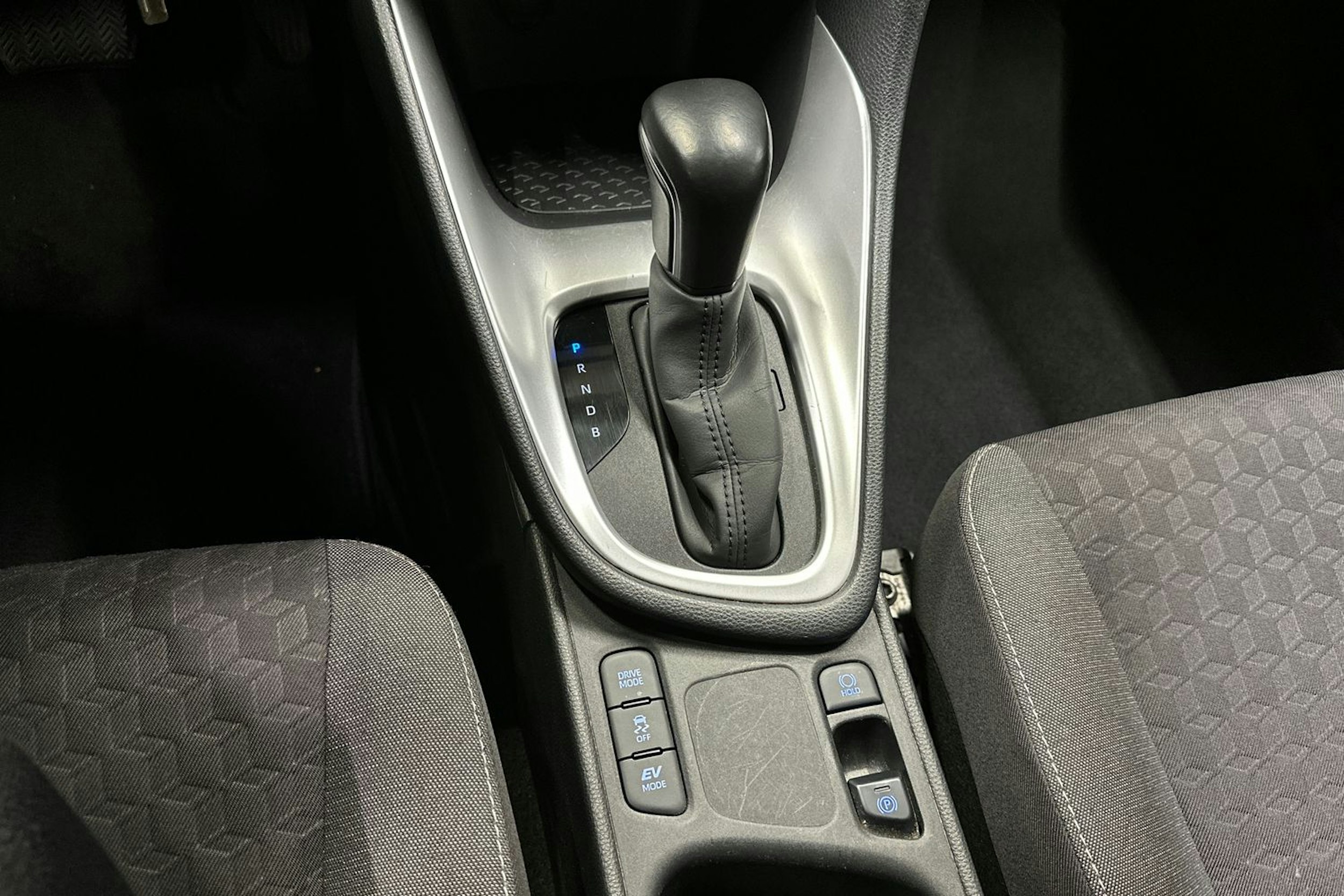 harmaa Toyota Yaris 2022 kuva 18.