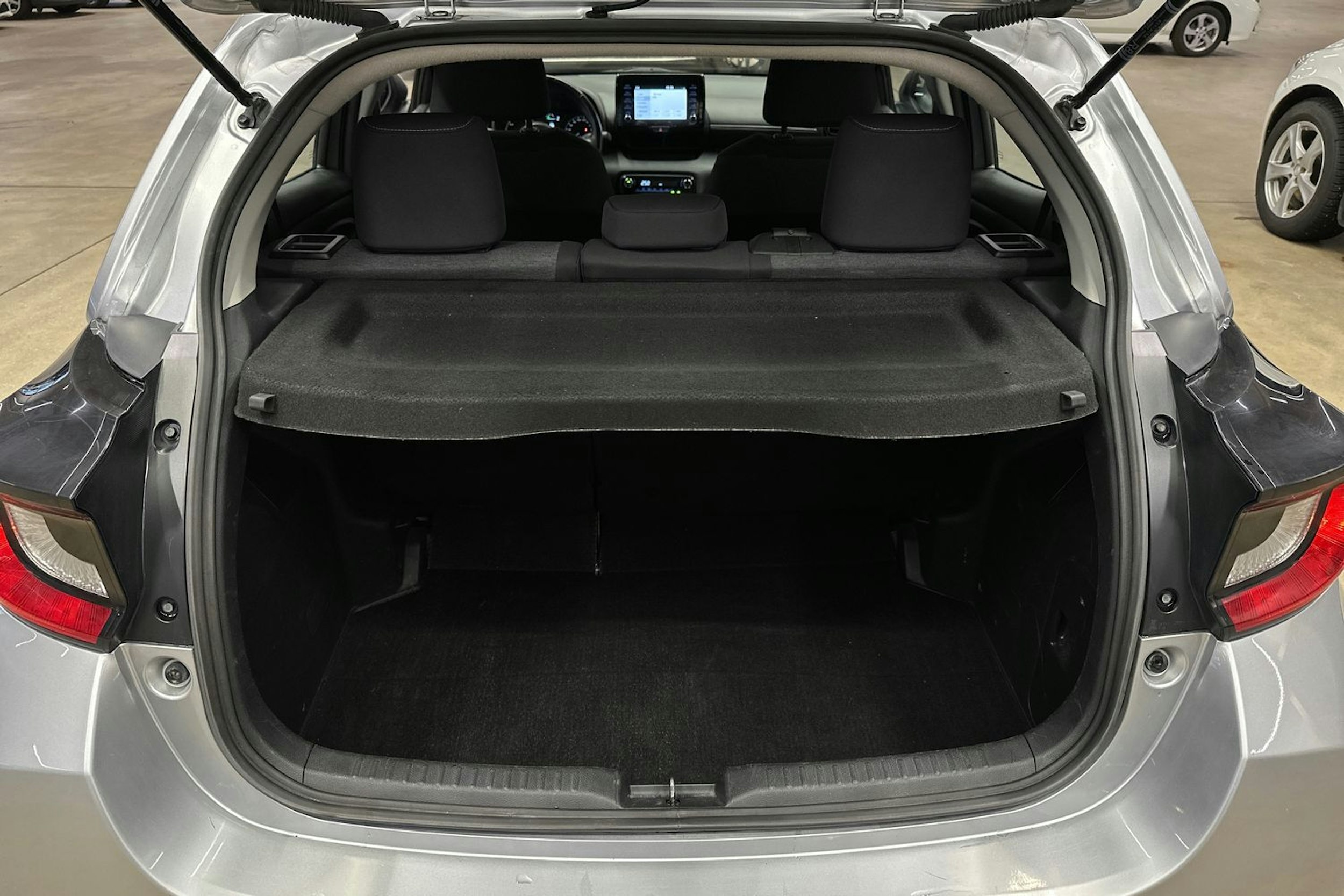 harmaa Toyota Yaris 2022 kuva 23.