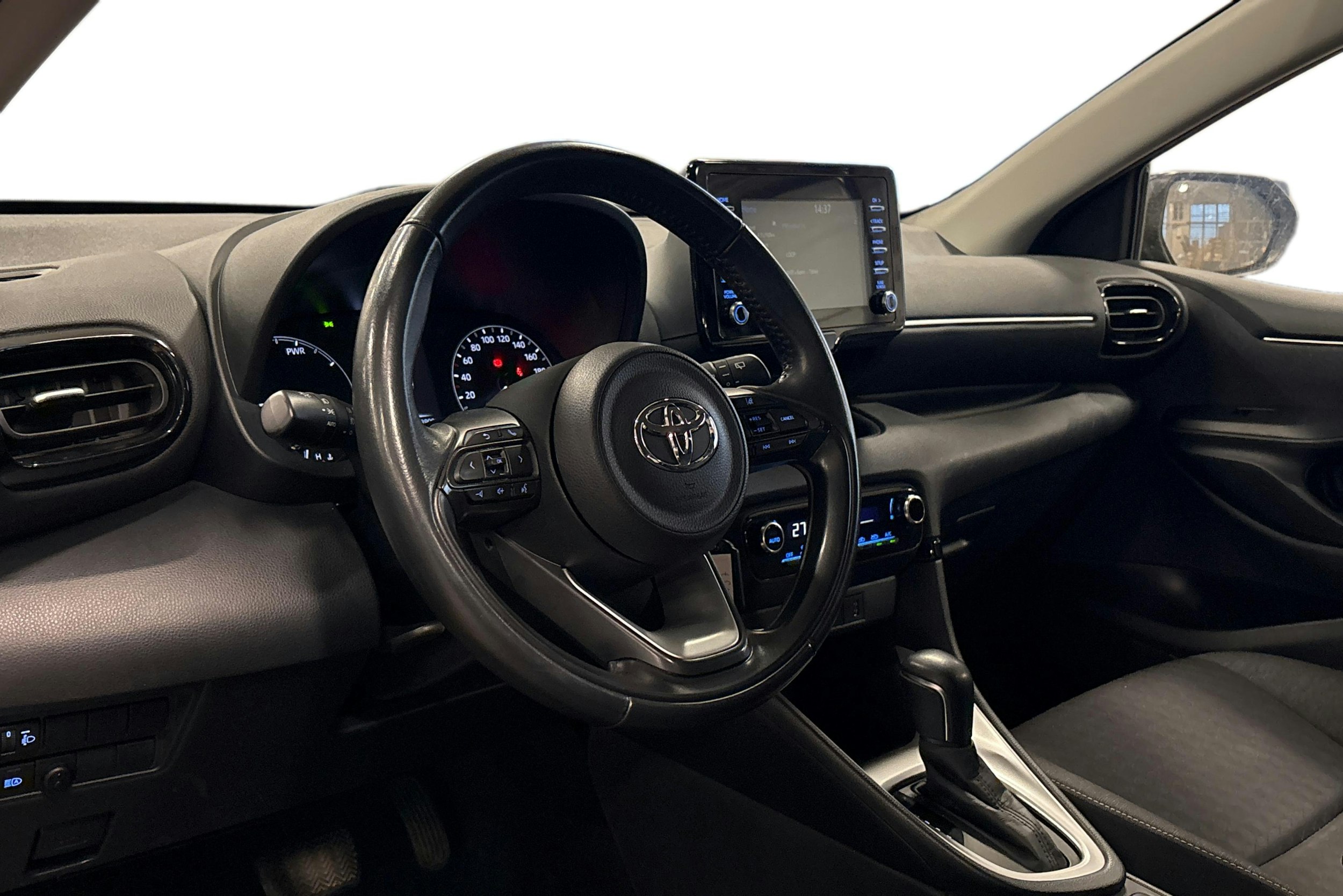 musta Toyota Yaris 2022 kuva 3.