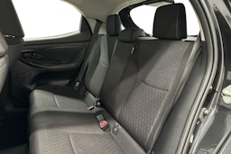 musta Toyota Yaris 2022 kuva 10.