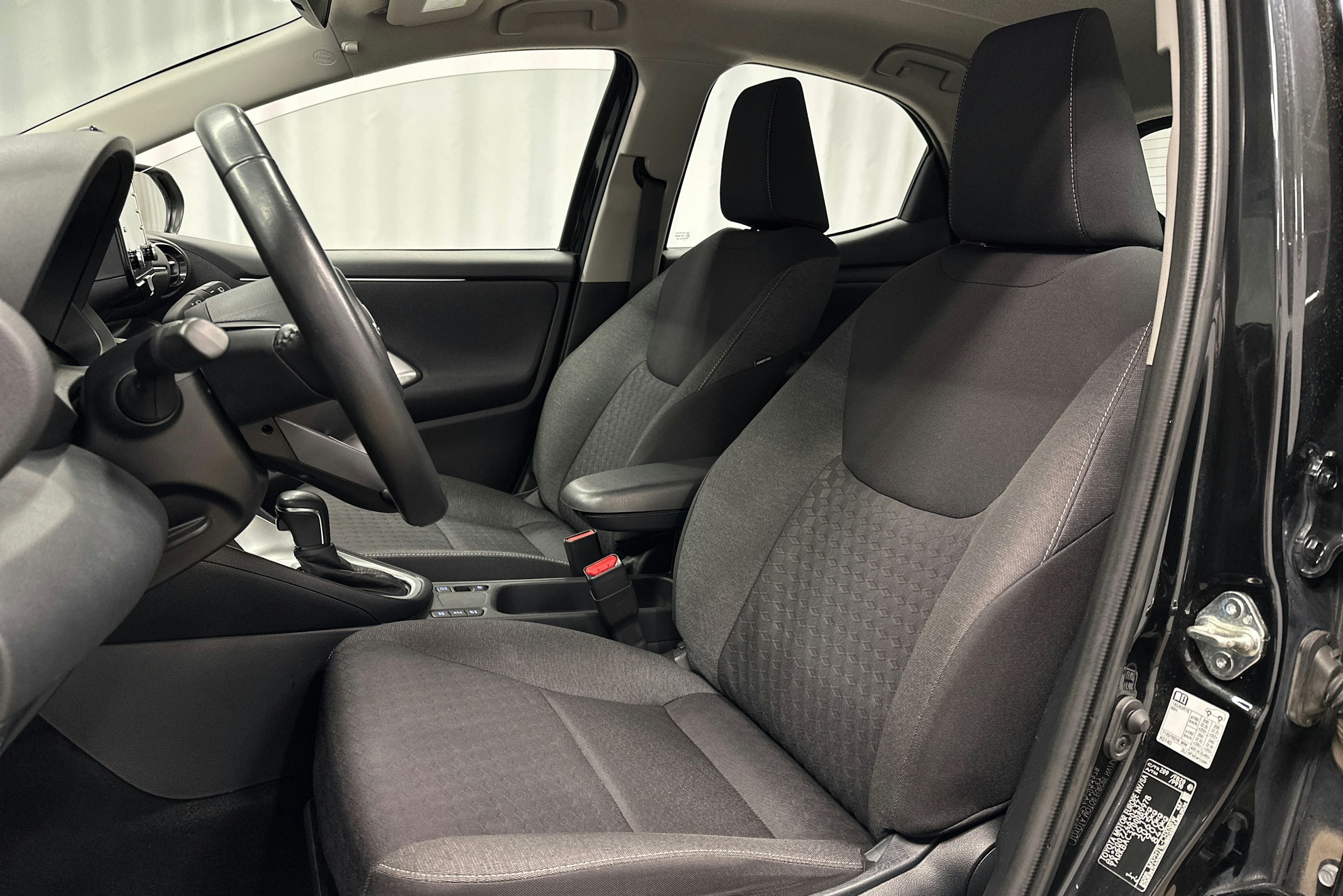 musta Toyota Yaris 2022 kuva 15.