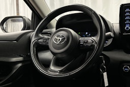 musta Toyota Yaris 2022 kuva 16.