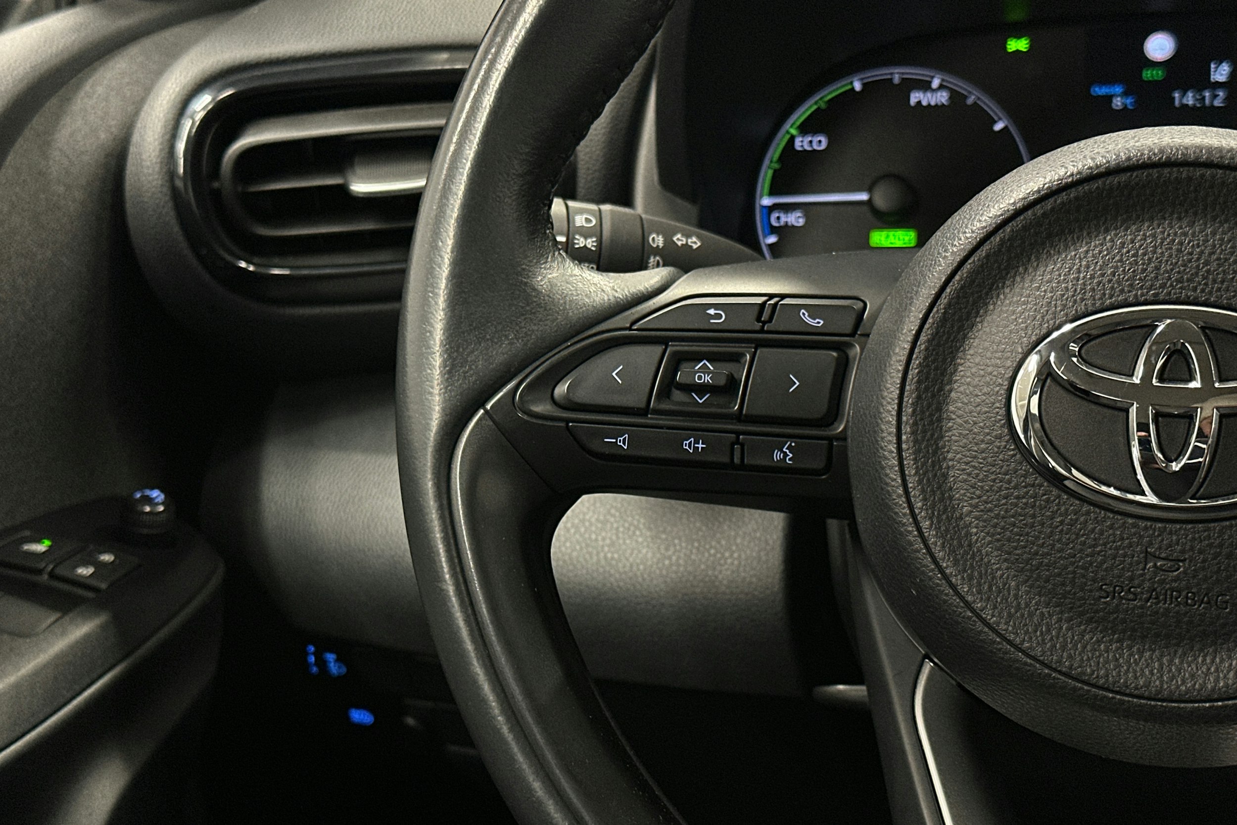 musta Toyota Yaris 2022 kuva 17.