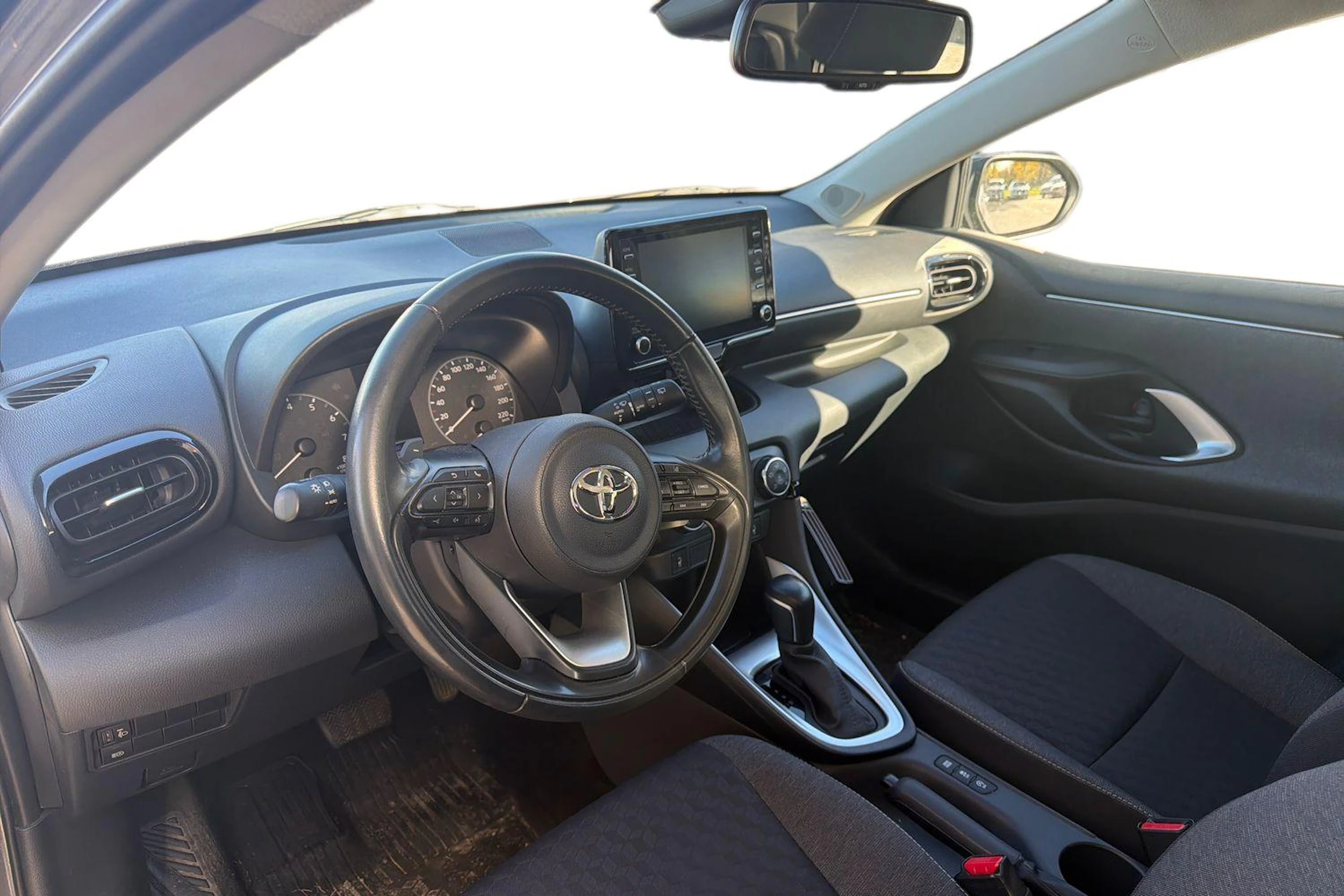 harmaa Toyota Yaris 2022 kuva 3.