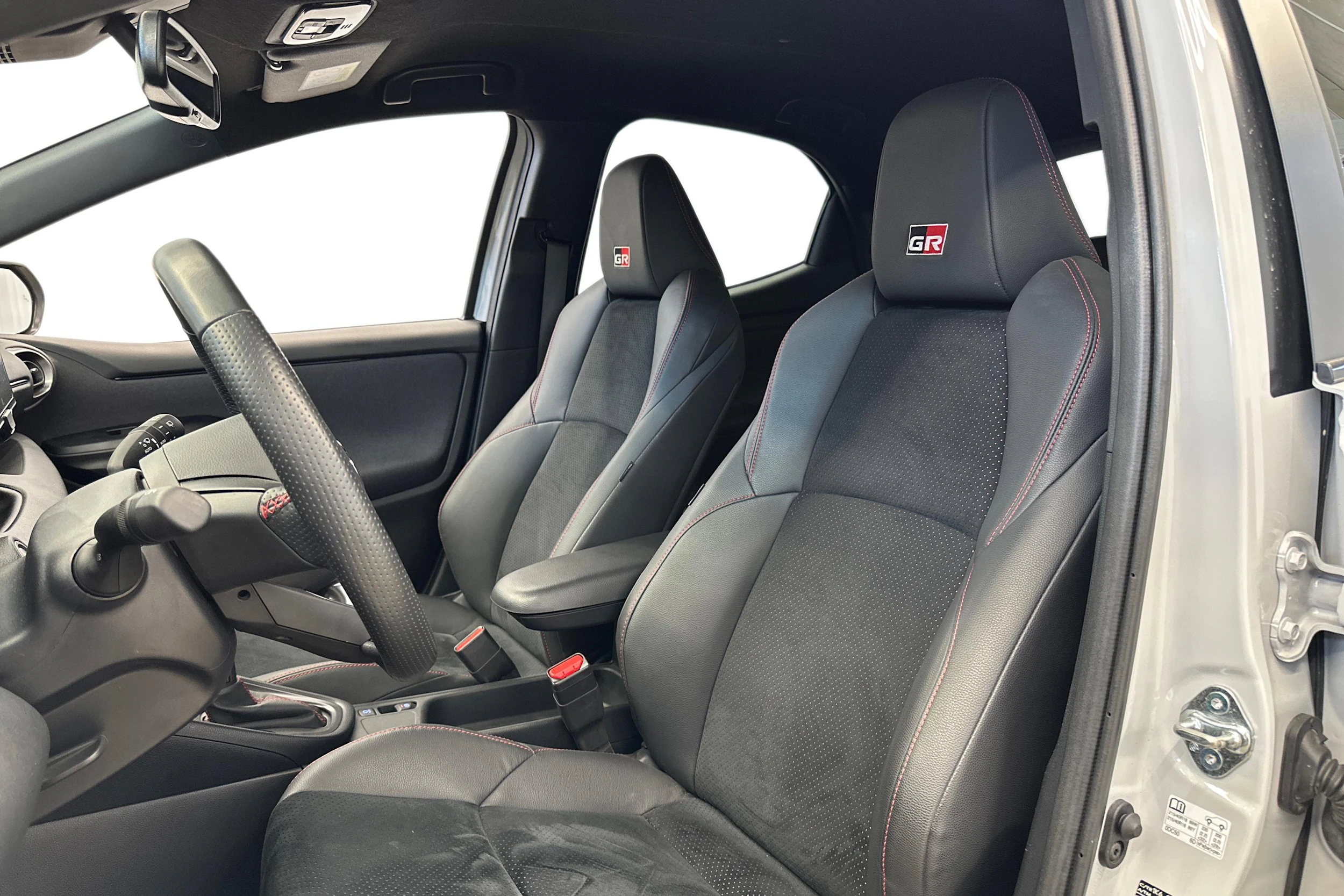 harmaa Toyota Yaris 2022 kuva 6.