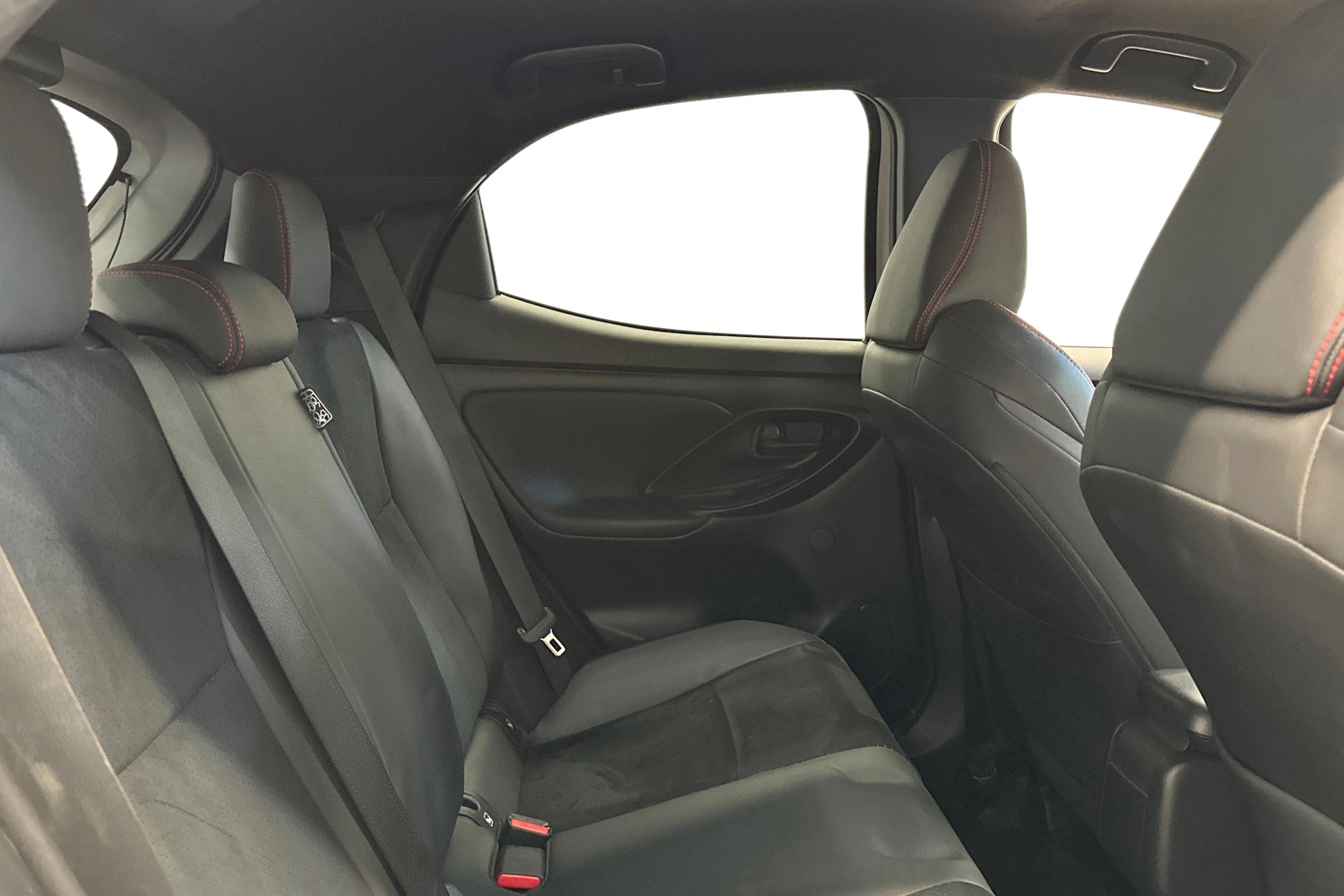 harmaa Toyota Yaris 2022 kuva 9.
