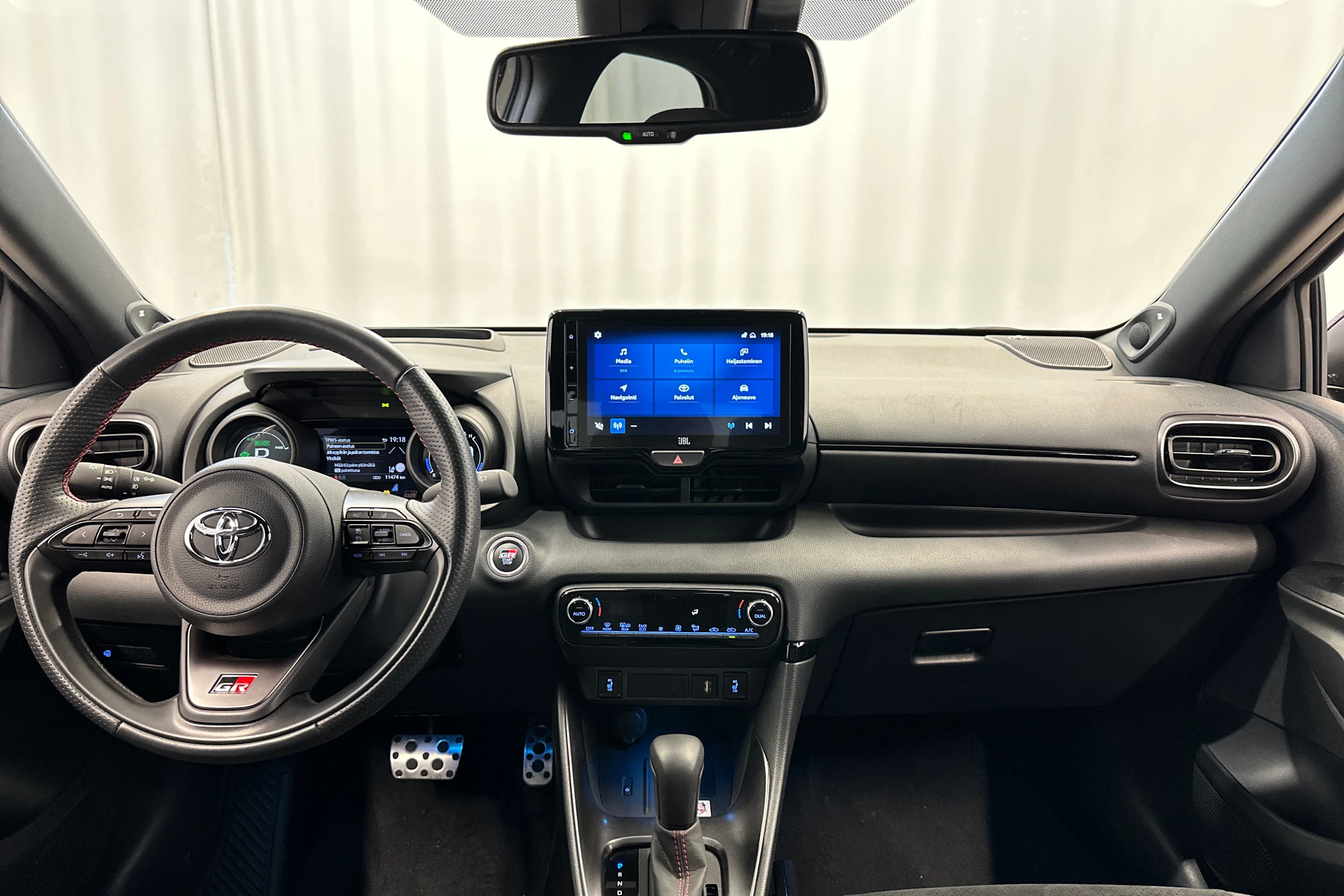 harmaa Toyota Yaris 2022 kuva 11.