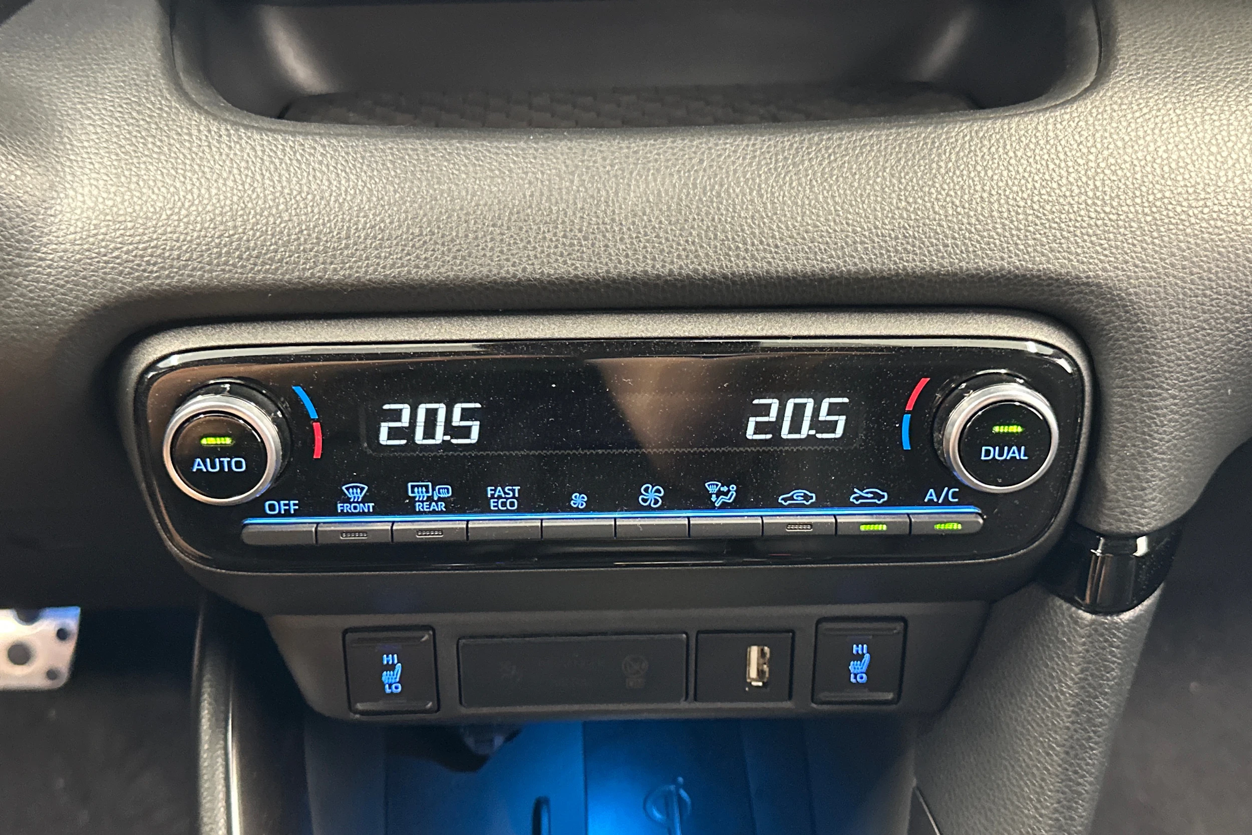 harmaa Toyota Yaris 2022 kuva 19.
