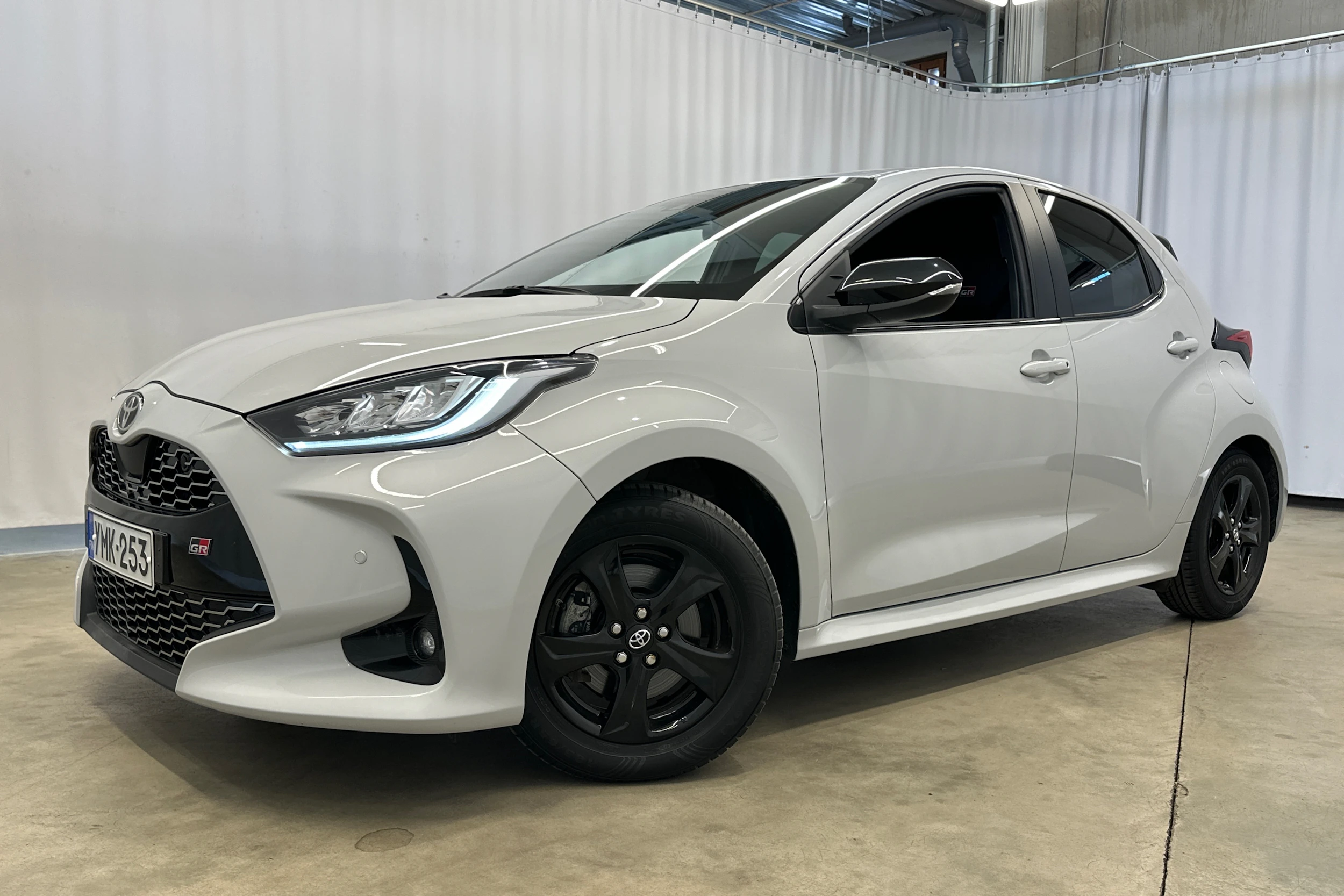 harmaa Toyota Yaris 2022 kuva 26.