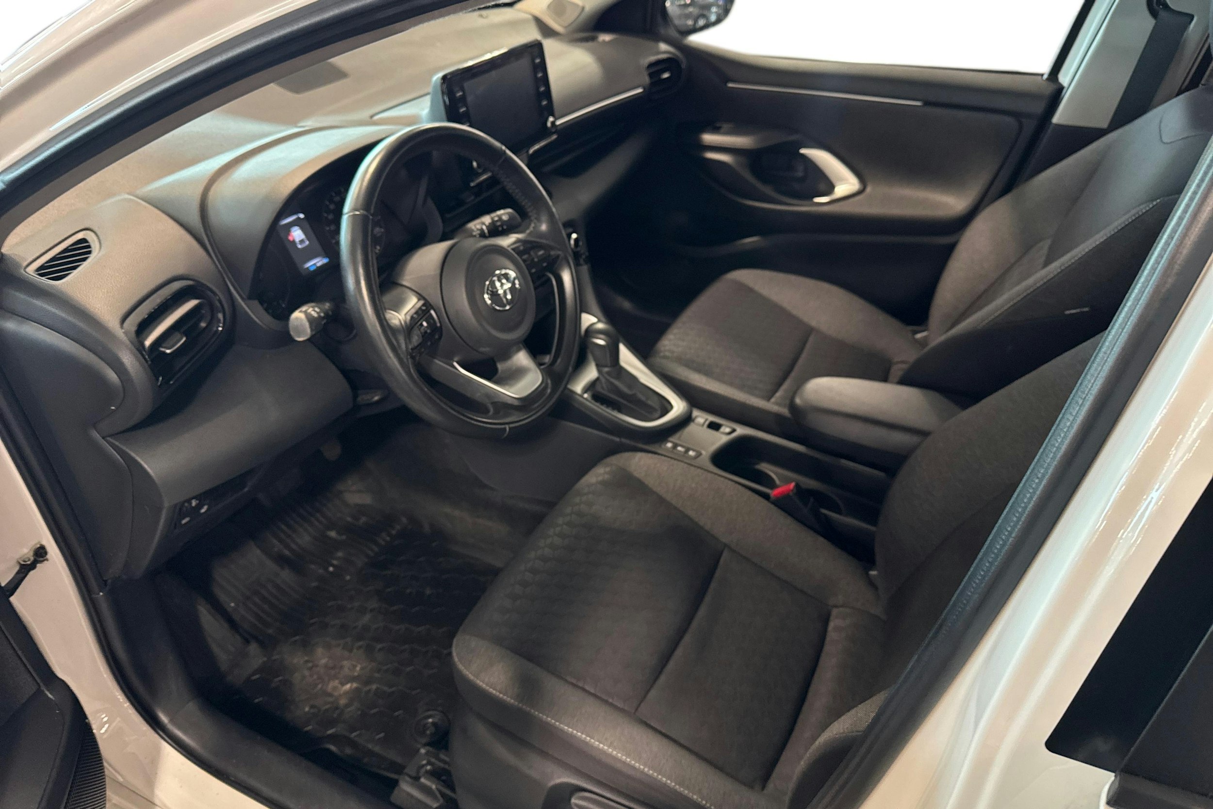 valkoinen Toyota Yaris 2022 kuva 7.