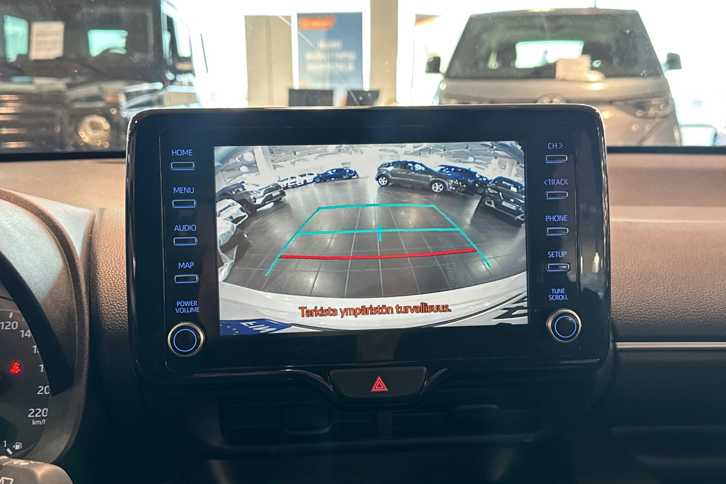 valkoinen Toyota Yaris 2022 kuva 16.