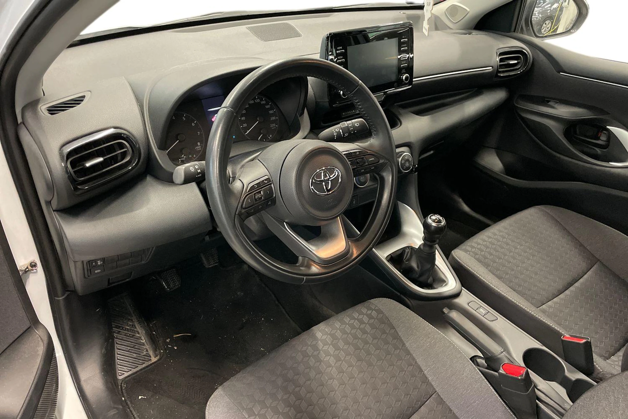 valkoinen Toyota Yaris 2023 kuva 3.