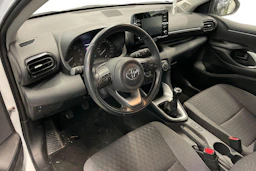 valkoinen Toyota Yaris 2023 kuva 3.