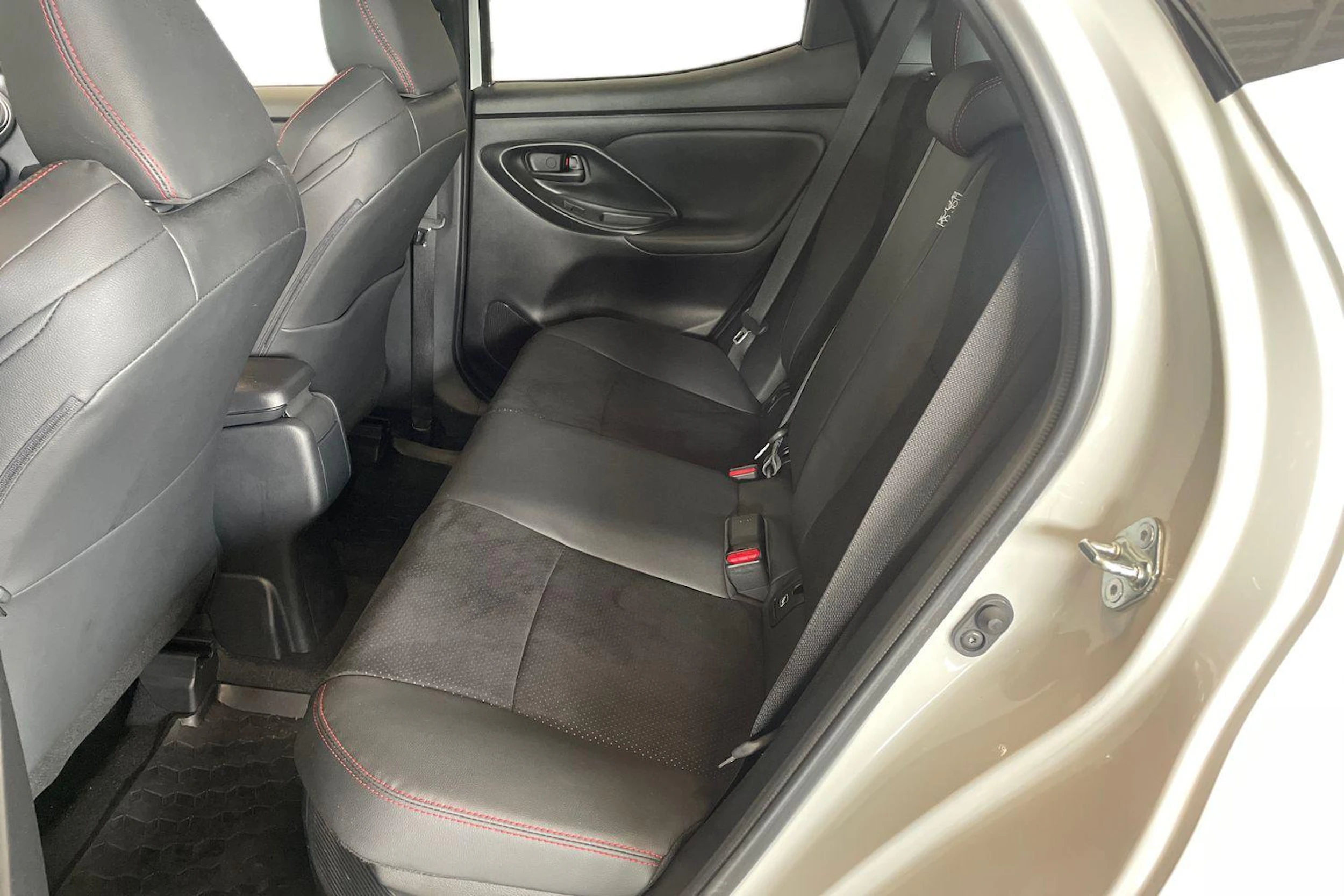 harmaa Toyota Yaris 2023 kuva 8.