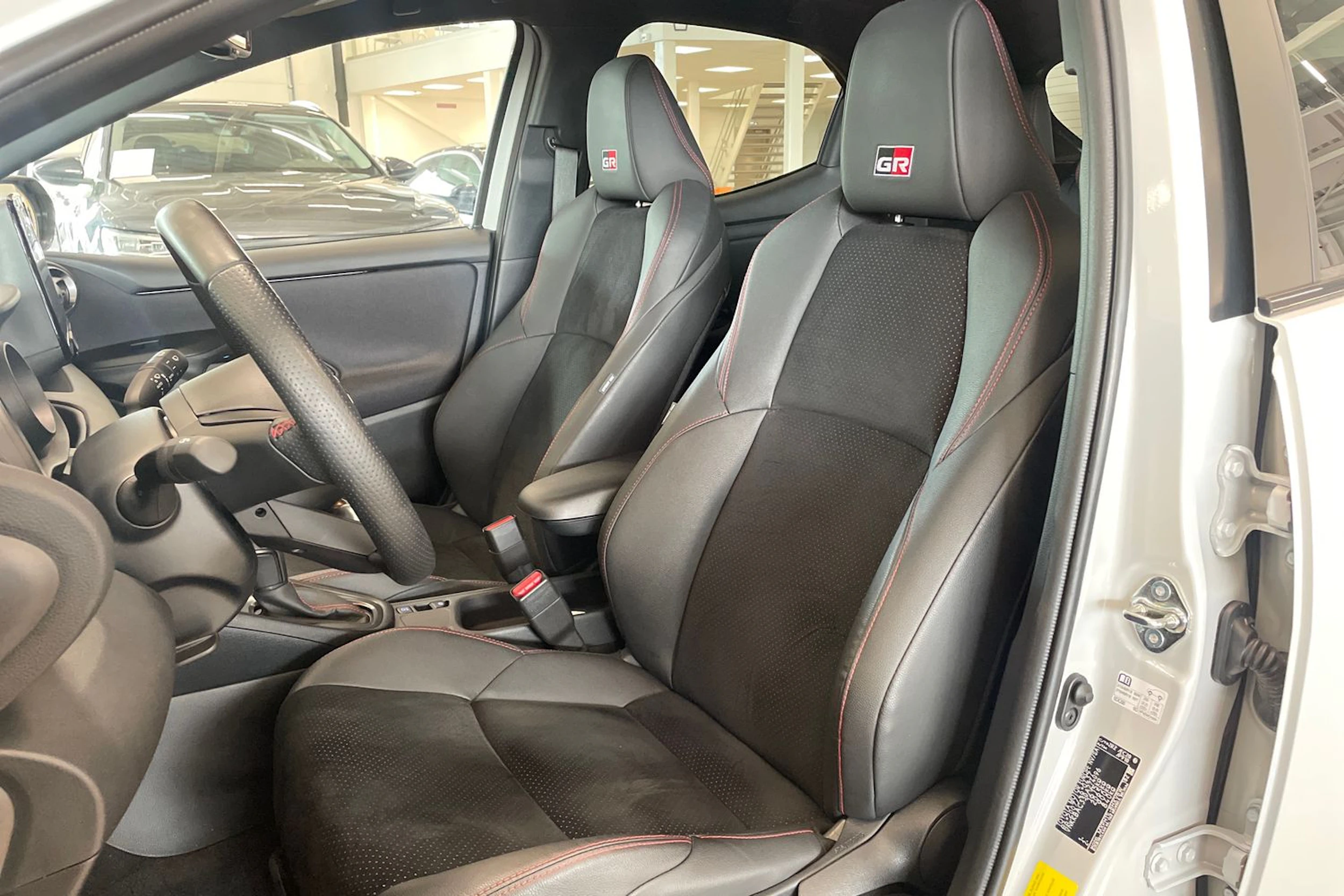 harmaa Toyota Yaris 2023 kuva 11.