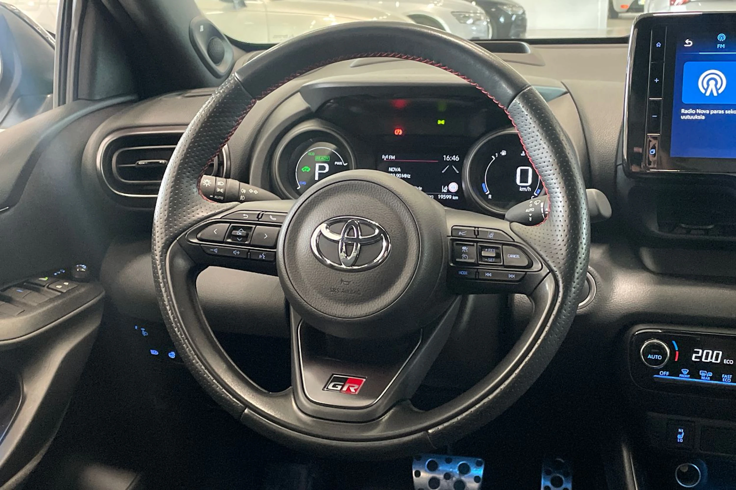 harmaa Toyota Yaris 2023 kuva 13.