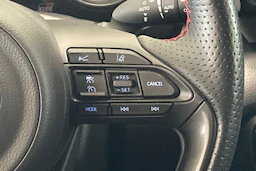harmaa Toyota Yaris 2023 kuva 15.