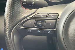 harmaa Toyota Yaris 2023 kuva 16.