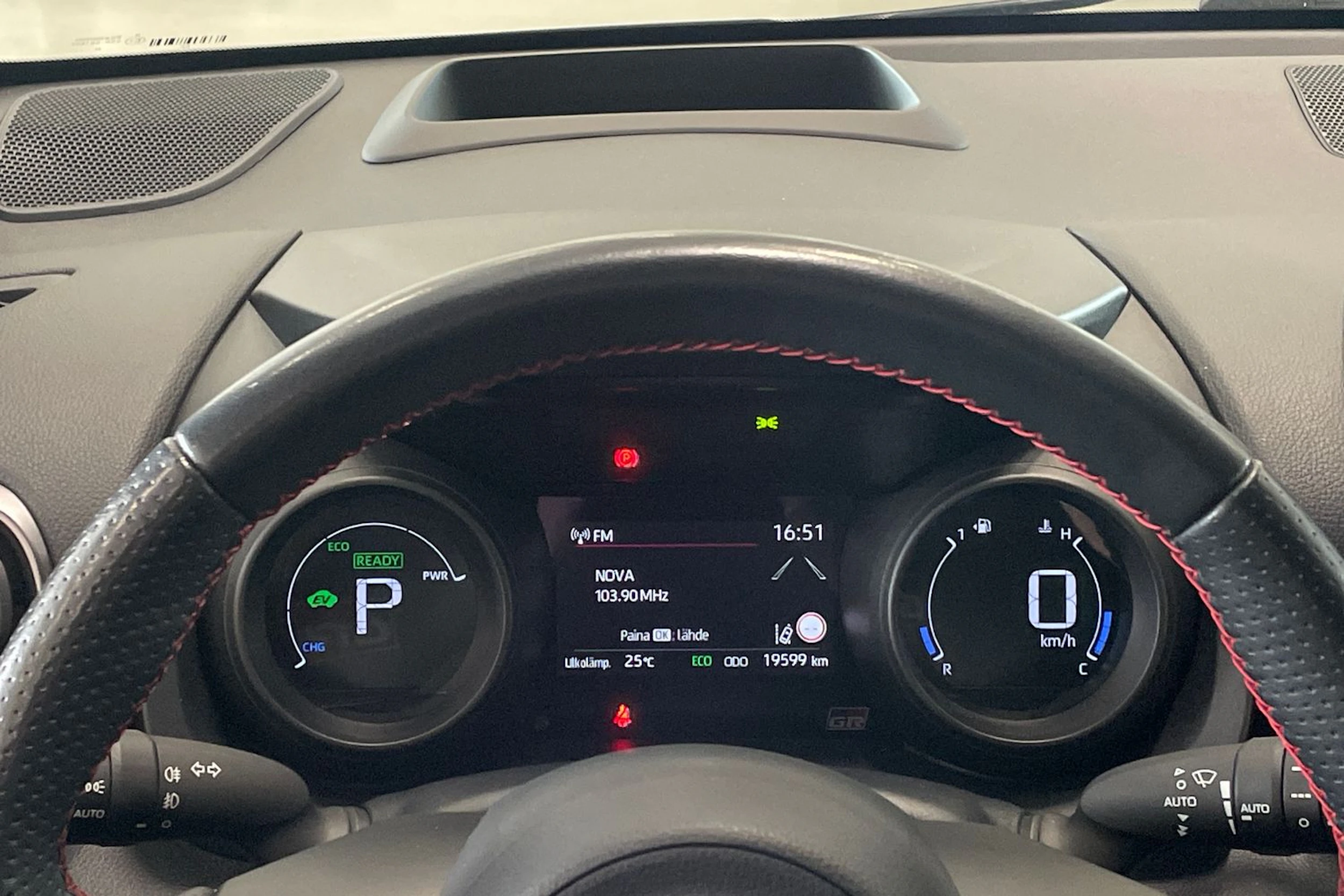 harmaa Toyota Yaris 2023 kuva 17.