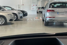 harmaa Toyota Yaris 2023 kuva 18.