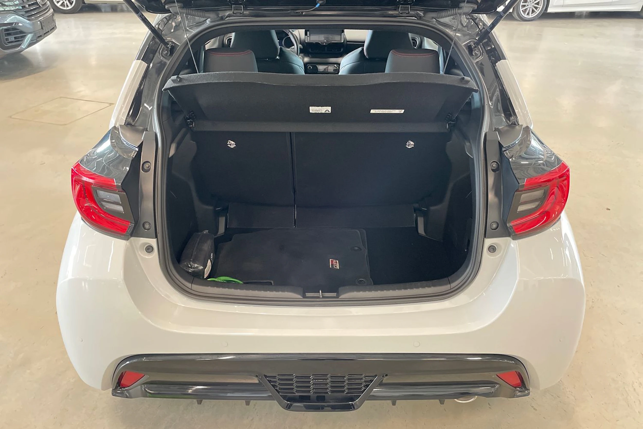 harmaa Toyota Yaris 2023 kuva 30.