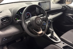 valkoinen Toyota Yaris 2023 kuva 3.