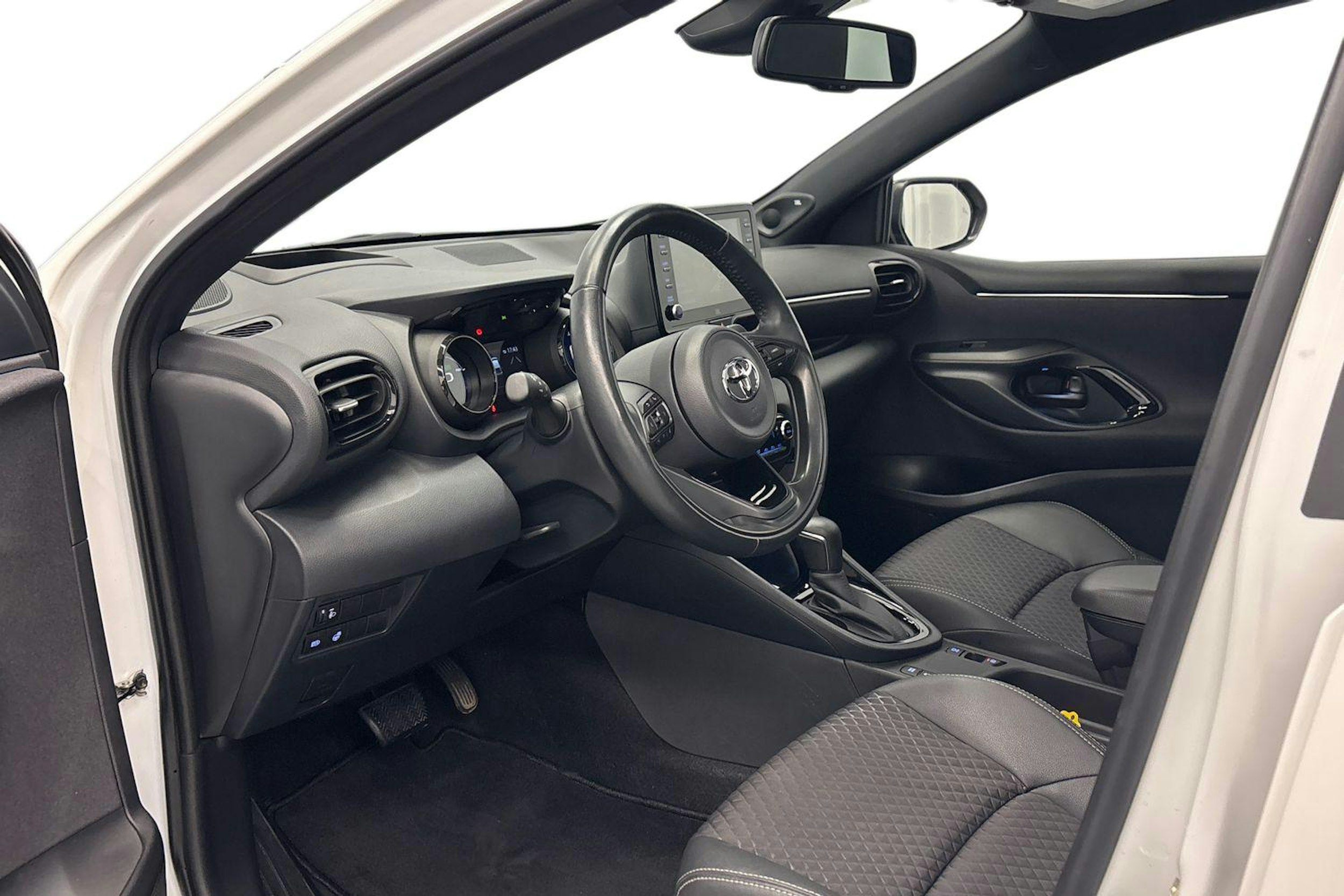 valkoinen Toyota Yaris 2023 kuva 7.