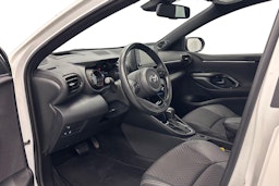 valkoinen Toyota Yaris 2023 kuva 7.