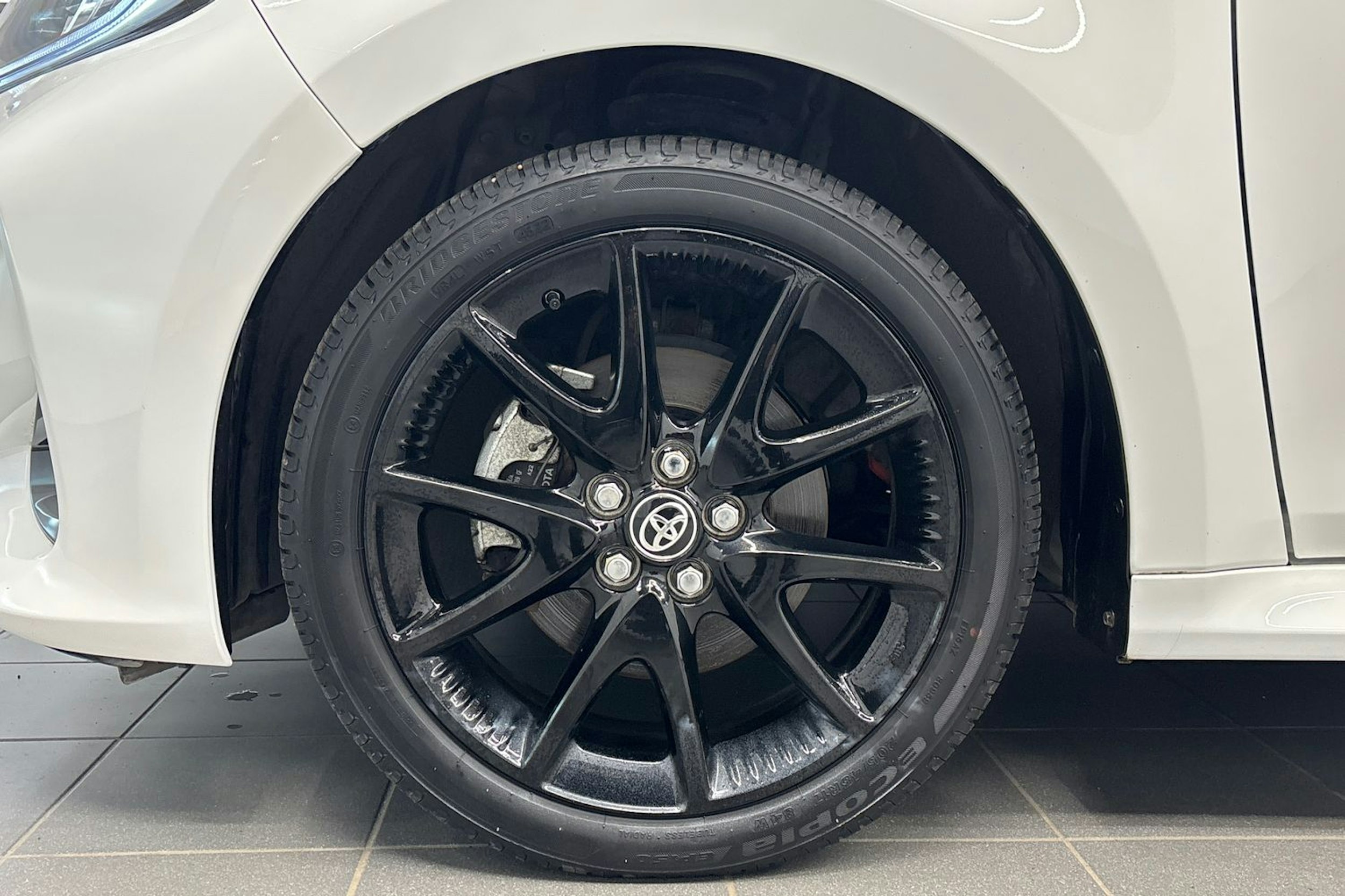 valkoinen Toyota Yaris 2023 kuva 11.