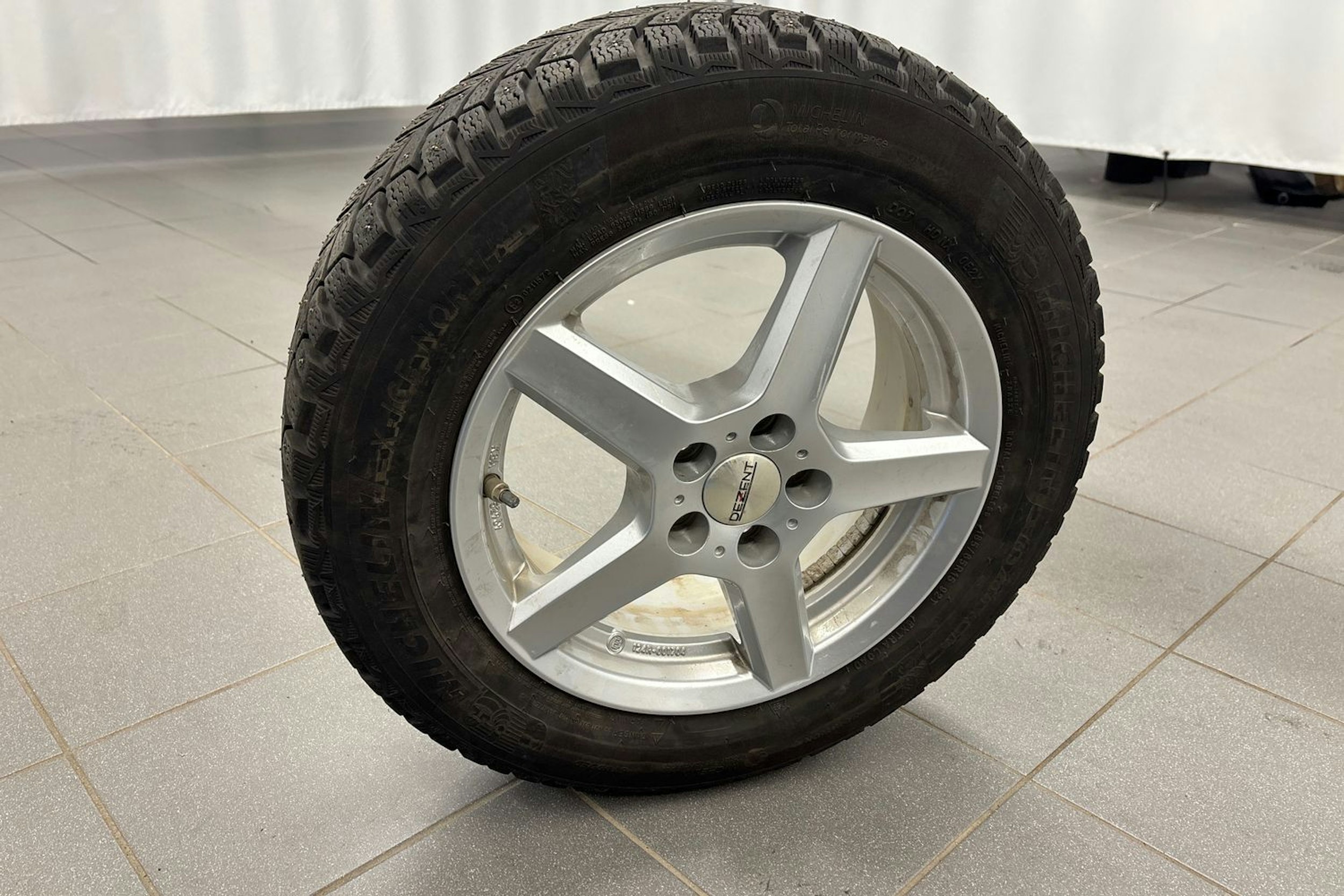 valkoinen Toyota Yaris 2023 kuva 13.