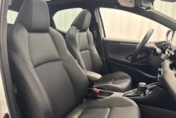 valkoinen Toyota Yaris 2023 kuva 14.