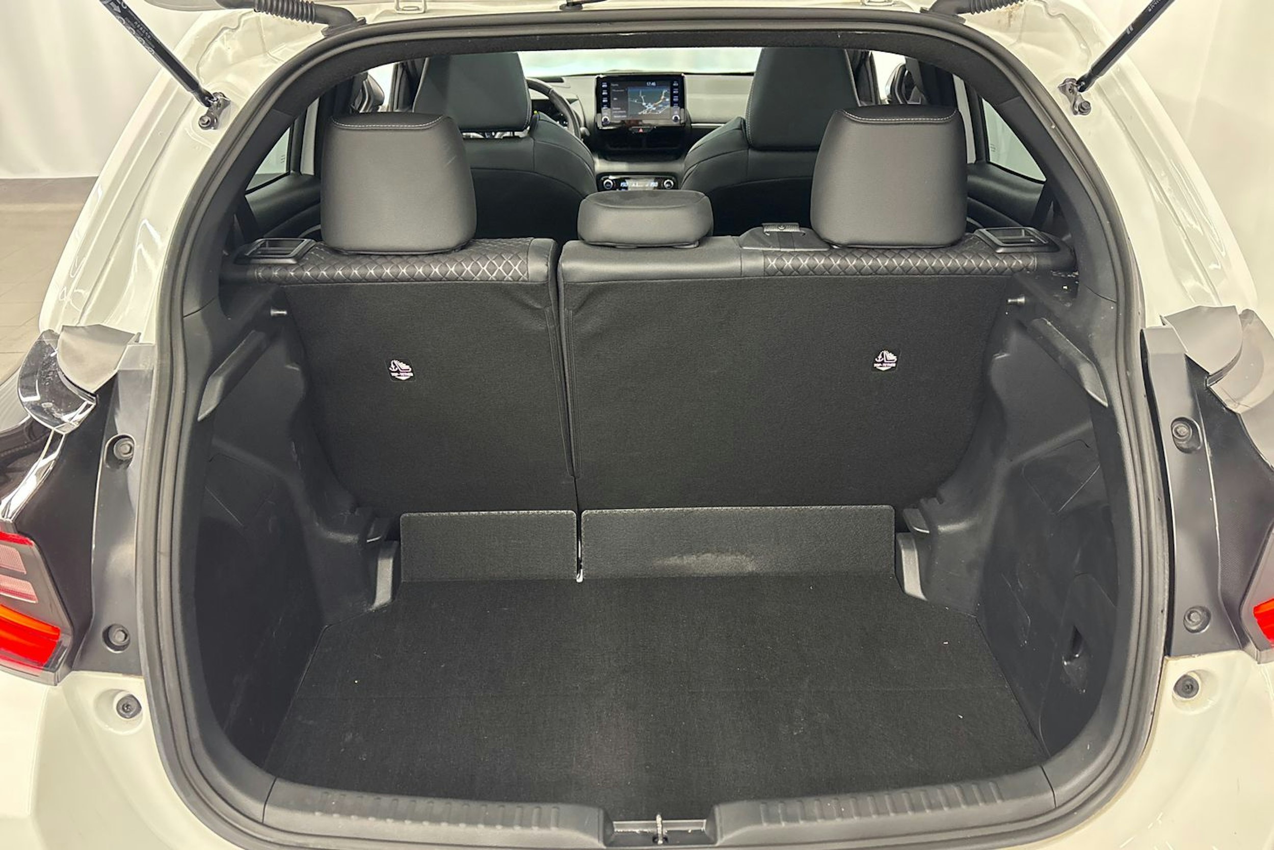 valkoinen Toyota Yaris 2023 kuva 15.
