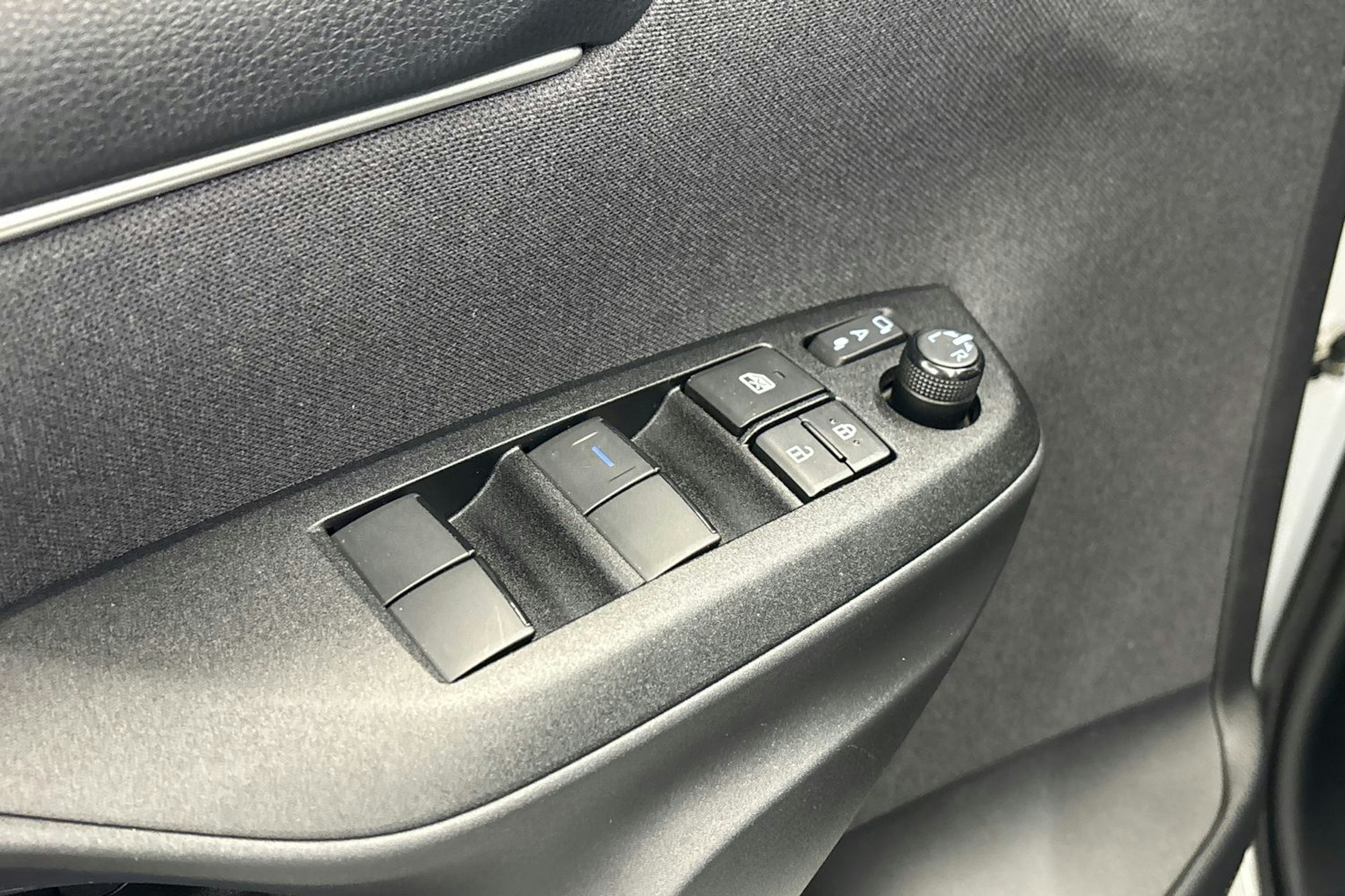 valkoinen Toyota Yaris 2023 kuva 16.