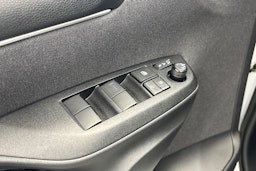 valkoinen Toyota Yaris 2023 kuva 16.