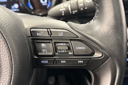 valkoinen Toyota Yaris 2023 kuva 19.