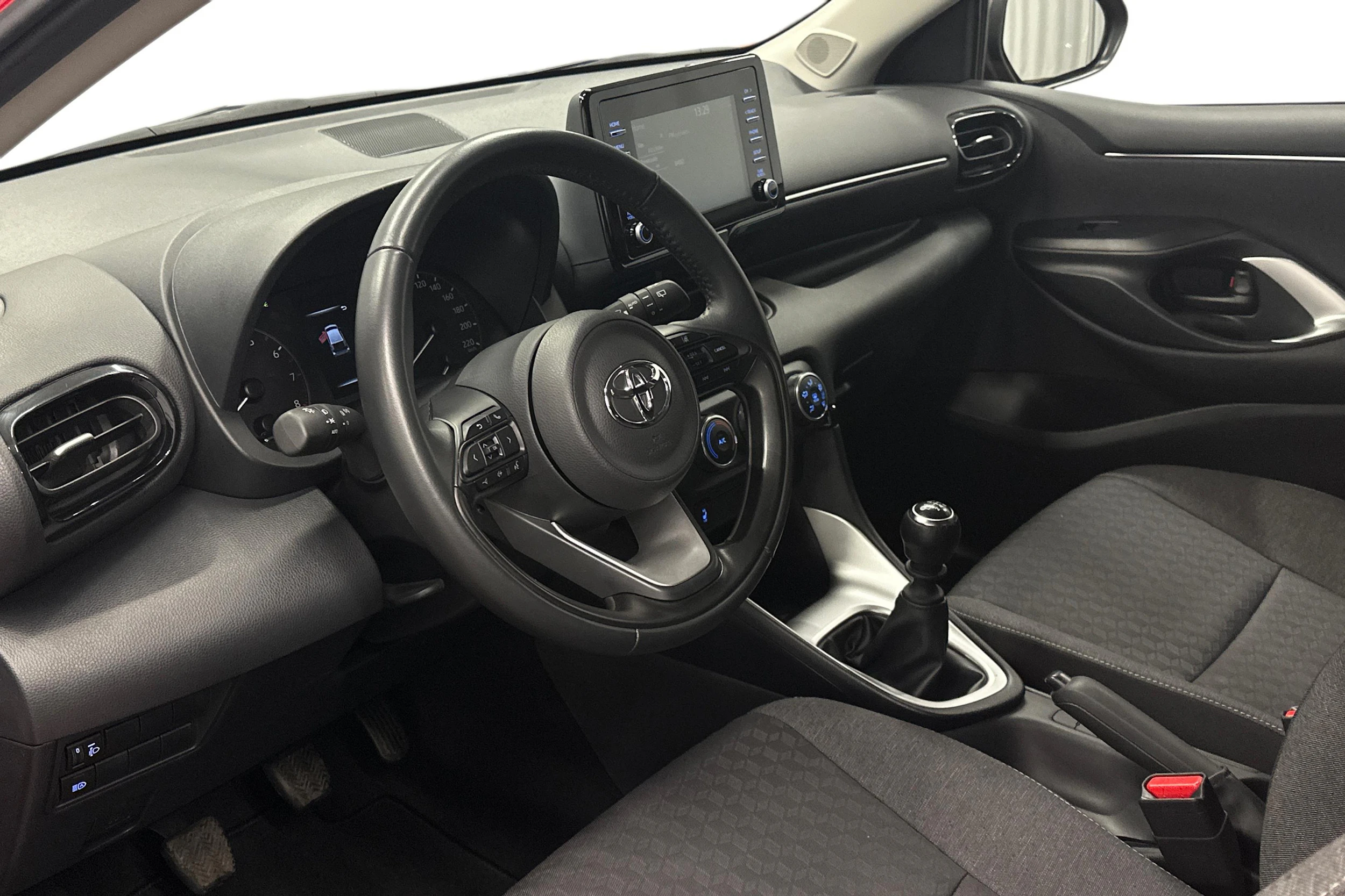 punainen Toyota Yaris 2024 kuva 6.