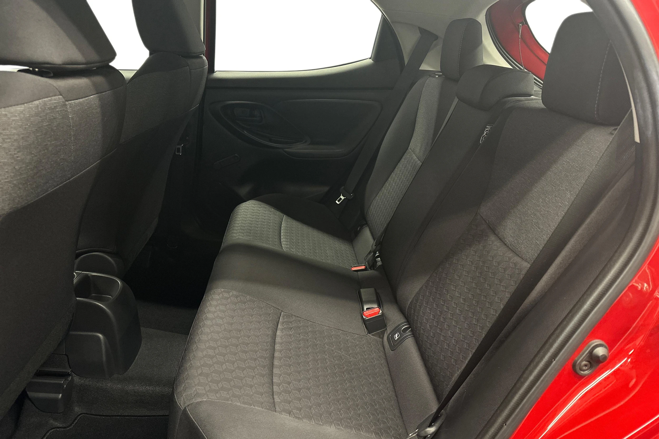 punainen Toyota Yaris 2024 kuva 8.