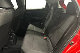 punainen Toyota Yaris 2024 kuva 8.