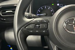 punainen Toyota Yaris 2024 kuva 11.