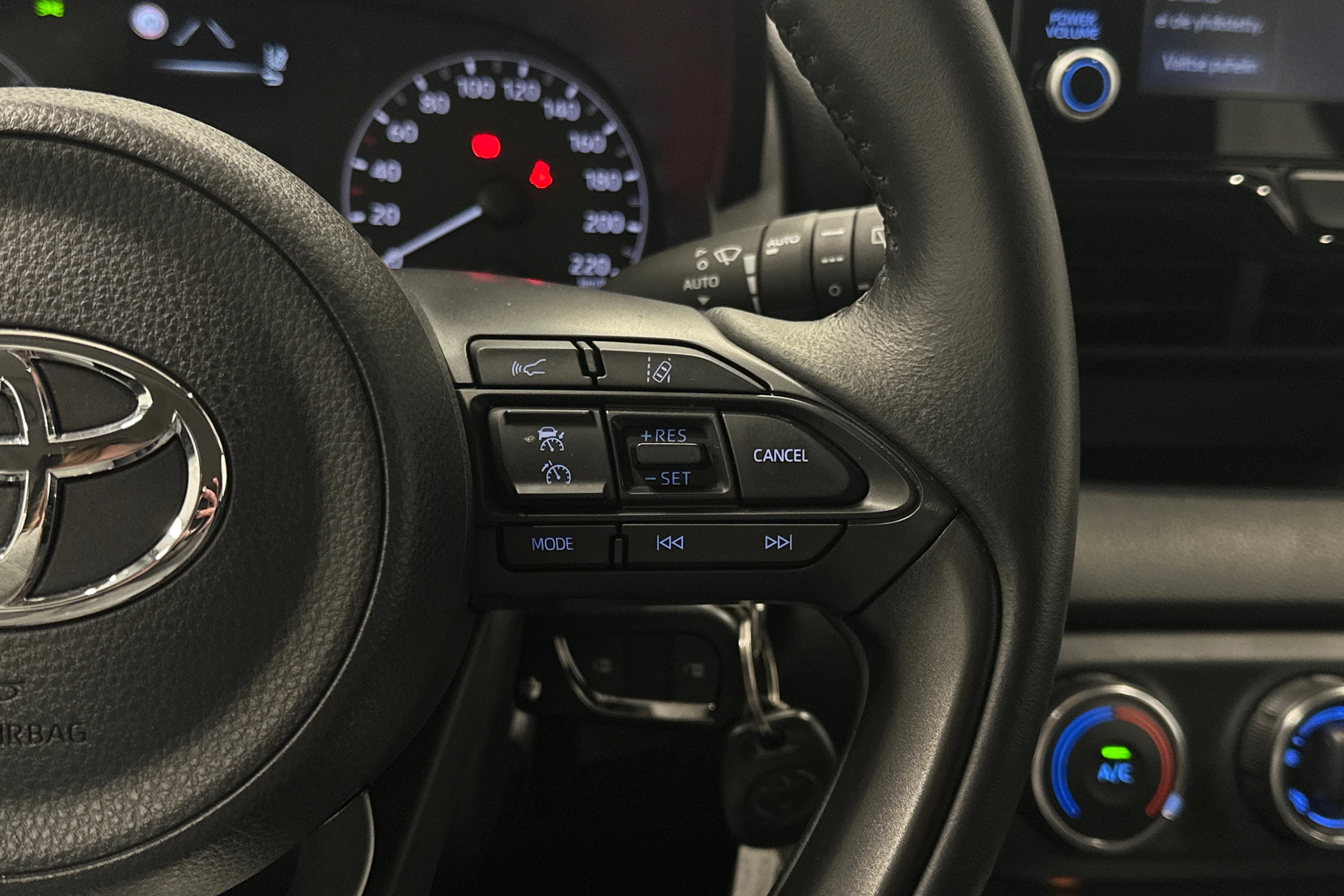 punainen Toyota Yaris 2024 kuva 12.