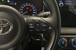 punainen Toyota Yaris 2024 kuva 12.