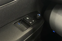 punainen Toyota Yaris 2024 kuva 14.