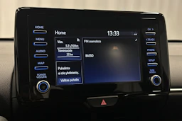 punainen Toyota Yaris 2024 kuva 16.