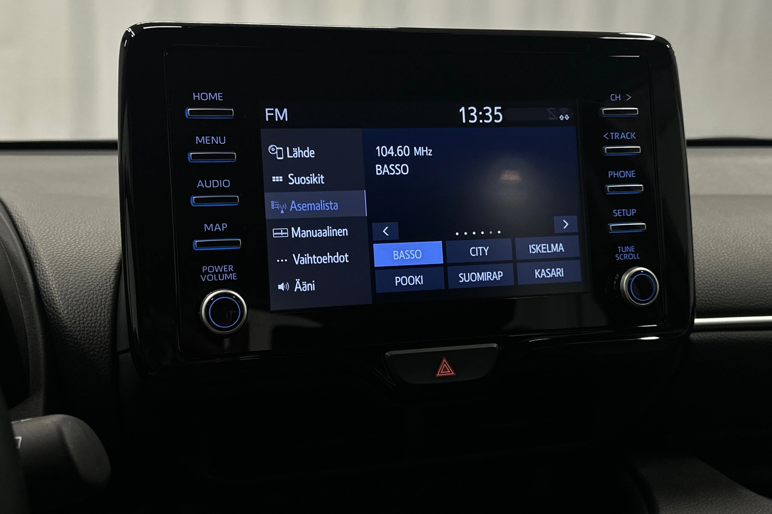 punainen Toyota Yaris 2024 kuva 18.