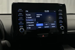 punainen Toyota Yaris 2024 kuva 18.